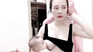 猎奇：单亲妈妈和榜一大哥连线，直播哺乳。宝宝吧唧吧唧吃个不停，好想吃奶奶呀！