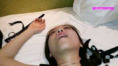 强奸魔下药迷翻美女模特睡的像死猪道具摆弄随意玩 (2)