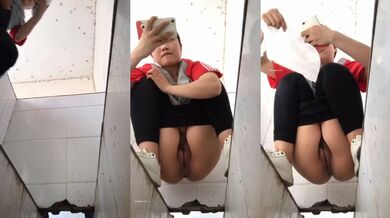 〔沟神第二期〕长相可爱美女，扒开下面尿尿玩阴蒂